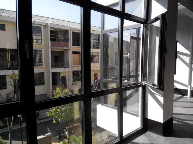 斷橋鋁封陽臺(tái)廠家沒選好，終于知道為啥漏水了